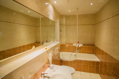 Ein Badezimmer in der Unterkunft Parkhotel Idar-Oberstein