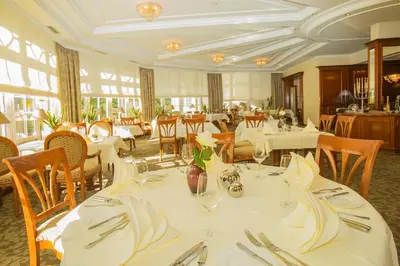 Ein Restaurant oder anderes Speiselokal in der Unterkunft Parkhotel Idar-Oberstein