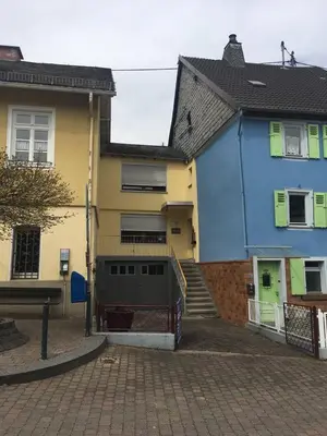 Das Gebäude in dem sich das Ferienhaus befindet