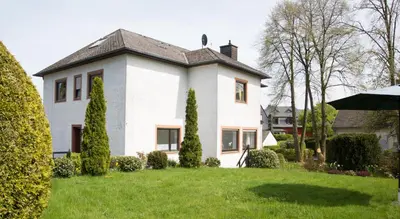 Ein Garten an der Unterkunft Altes Forsthaus