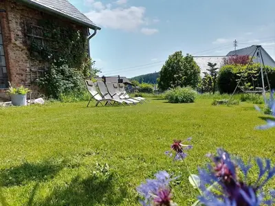 Ein Garten an der Unterkunft 4-Sterne Ferienhaus Achat-Alm mit E-Ladestation