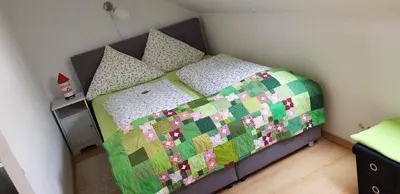 Ein Bett oder Betten in einem Zimmer der Unterkunft Ferienwohnung Voelkel mit Dachterrasse