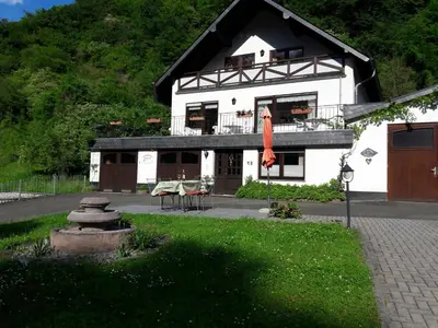 Das Gebäude in dem sich das Ferienhaus befindet