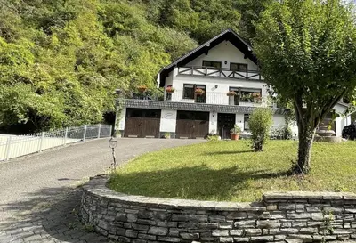 Das Gebäude in dem sich das Ferienhaus befindet