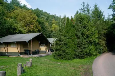 Naturlandschaft in der Nähe der Zelt-Lodge
