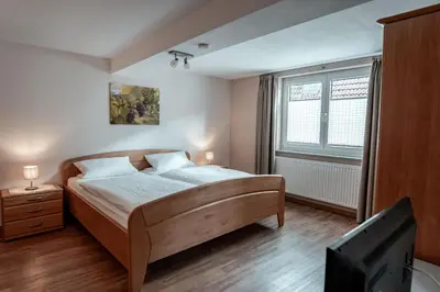 Ein Bett oder Betten in einem Zimmer der Unterkunft Weingut und Gästehaus Holger Alt