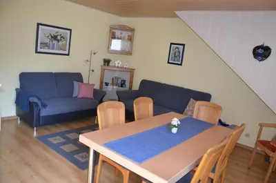 Ein Sitzbereich in der Unterkunft Ferienwohnung Lenartz