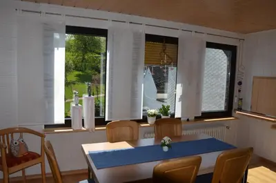 Ein Sitzbereich in der Unterkunft Ferienwohnung Lenartz