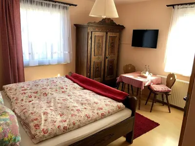 Ein Bett oder Betten in einem Zimmer der Unterkunft Hotel garni Zum Adenauer Forst