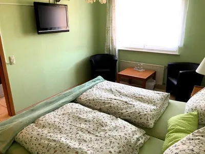 Ein Bett oder Betten in einem Zimmer der Unterkunft Hotel garni Zum Adenauer Forst