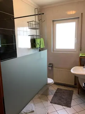 Ein Badezimmer in der Unterkunft Hotel garni Zum Adenauer Forst