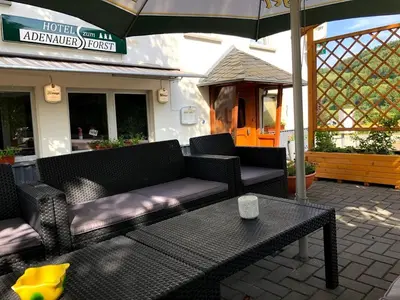 Ein Sitzbereich in der Unterkunft Hotel garni Zum Adenauer Forst