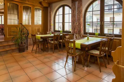 Ein Restaurant oder anderes Speiselokal in der Unterkunft Hotel Merle