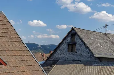 Ein allgemeiner Bergblick oder ein Berglick von des Privatzimmers aus