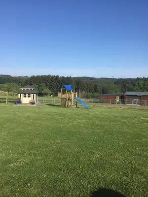 Ein Kinderspielbereich in der Unterkunft Weinstraße 2