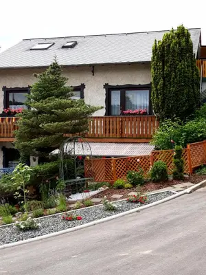 Ein Garten an der Unterkunft Ferienwohnung Sausen