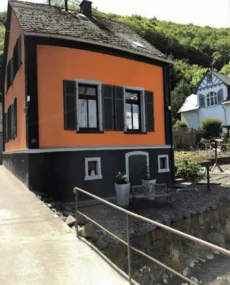 Das Gebäude in dem sich das Ferienhaus befindet