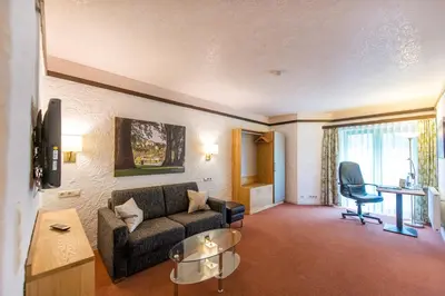 Ein Sitzbereich in der Unterkunft CONTEL Hotel