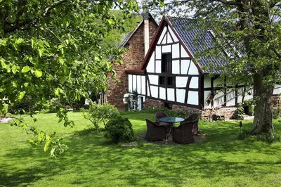 Ein Garten an der Unterkunft Landhaus am Aremberg / Eifel