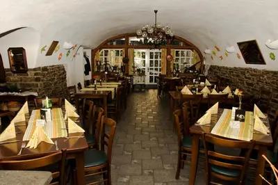 Ein Restaurant oder anderes Speiselokal in der Unterkunft Moselland Hotel im Enderttal Zum Onkel Willi