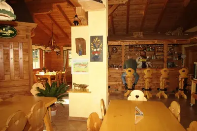 Ein Restaurant oder anderes Speiselokal in der Unterkunft Blockhaus-Ferienpark