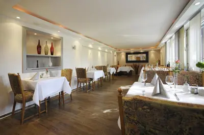 Ein Restaurant oder anderes Speiselokal in der Unterkunft Hotel zur Post
