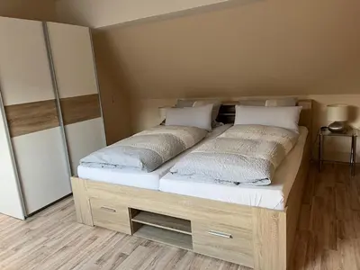 Ein Bett oder Betten in einem Zimmer der Unterkunft moselferienwohnungen-uerzig
