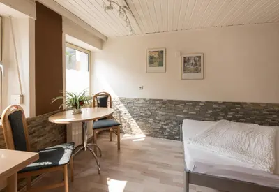 Ein Sitzbereich in der Unterkunft Gästezimmer Strauß