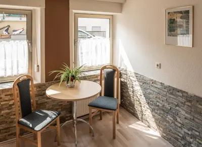 Ein Sitzbereich in der Unterkunft Gästezimmer Strauß