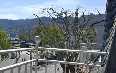 Ein allgemeiner Bergblick oder ein Berglick von der Pension aus