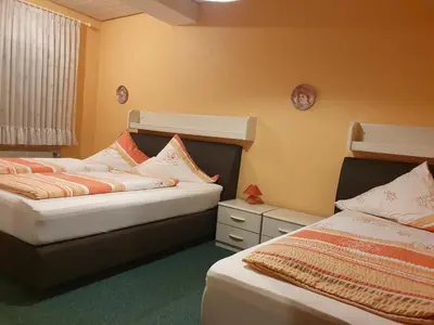 Ein Bett oder Betten in einem Zimmer der Unterkunft Zum Weingutsmuseum