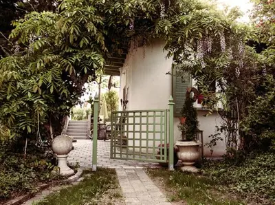 Ein Garten an der Unterkunft Ambiente Wohnen im Garten