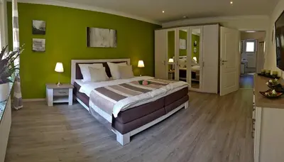 Ein Bett oder Betten in einem Zimmer der Unterkunft Roosartige Ferien - Ferienwohnung am Weiherturm