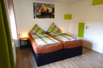 Ein Bett oder Betten in einem Zimmer der Unterkunft Pitlane Apartments am Brünnchen