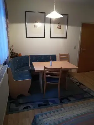 Ein Sitzbereich in der Unterkunft Ferienwohnung Feldhege
