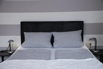 Ein Bett oder Betten in einem Zimmer der Unterkunft Roussel Hotel Restaurant