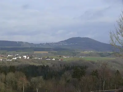 Ein allgemeiner Bergblick oder ein Berglick von des Ferienhauses aus