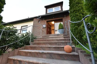 Das Gebäude in dem sich das Ferienhaus befindet