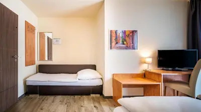 Ein Bett oder Betten in einem Zimmer der Unterkunft Schroeders City-Style-Hotel