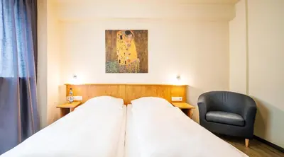 Ein Bett oder Betten in einem Zimmer der Unterkunft Schroeders City-Style-Hotel