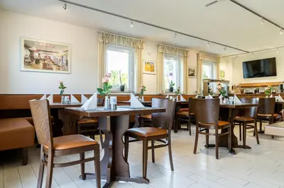 Ein Restaurant oder anderes Speiselokal in der Unterkunft Land-gut-Hotel am Ring