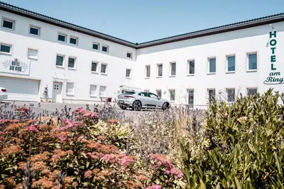 Ein Garten an der Unterkunft Land-gut-Hotel am Ring