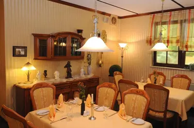 Ein Restaurant oder anderes Speiselokal in der Unterkunft Hotel-Restaurant 