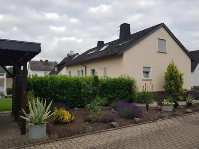 Ein Garten an der Unterkunft Ferienwohnung Hedi