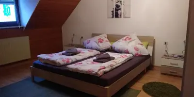 Ein Bett oder Betten in einem Zimmer der Unterkunft Ferienwohnung Bergblick