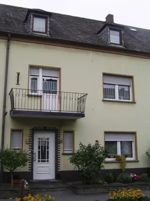 Das Gebäude in dem sich die Ferienwohnung befindet