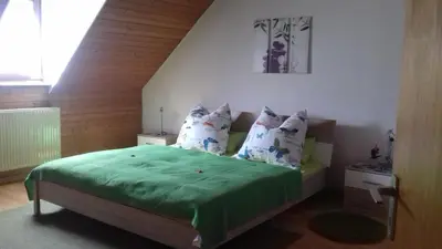 Ein Bett oder Betten in einem Zimmer der Unterkunft Ferienwohnung Bergblick