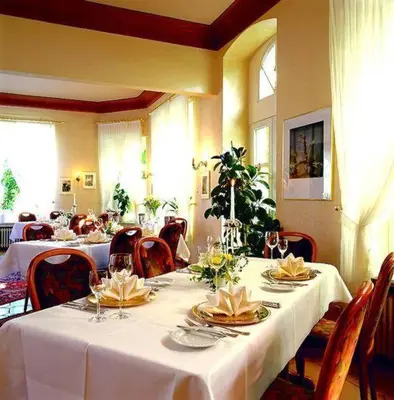 Ein Restaurant oder anderes Speiselokal in der Unterkunft Hotel Krone Riesling