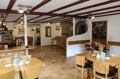 Ein Restaurant oder anderes Speiselokal in der Unterkunft Haus Mühlenruh