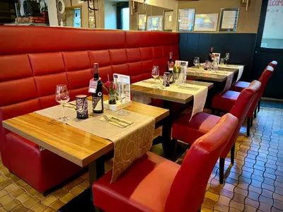 Ein Restaurant oder anderes Speiselokal in der Unterkunft Hotel Zur Dorfschänke
